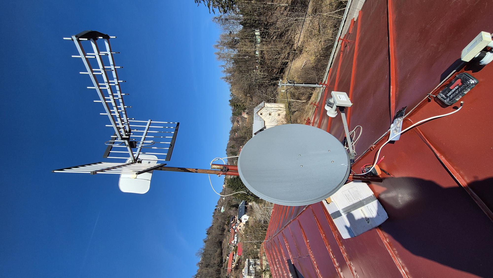 Montáž satelitu na streche