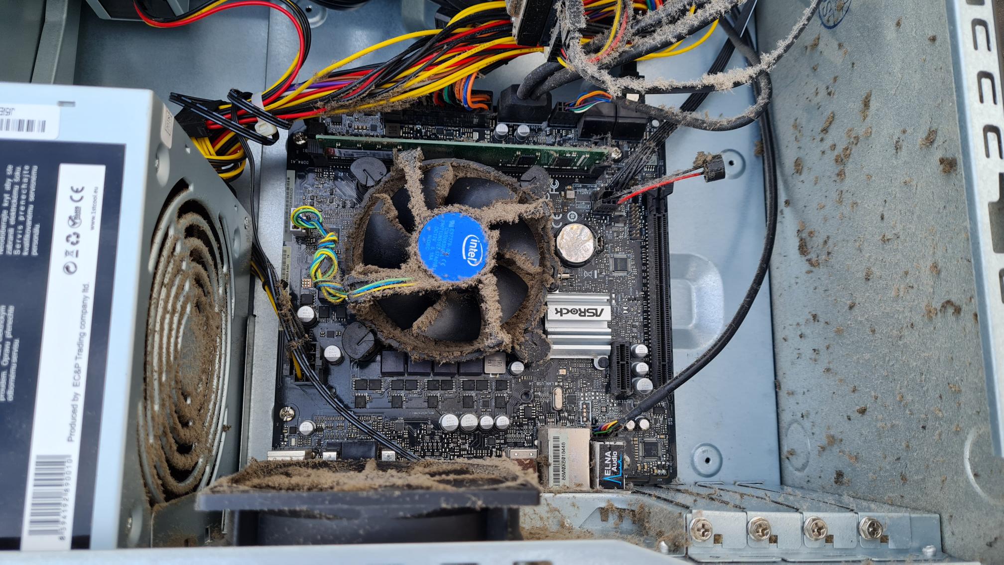 Hĺbkové čistenie znečistenej PC skrine