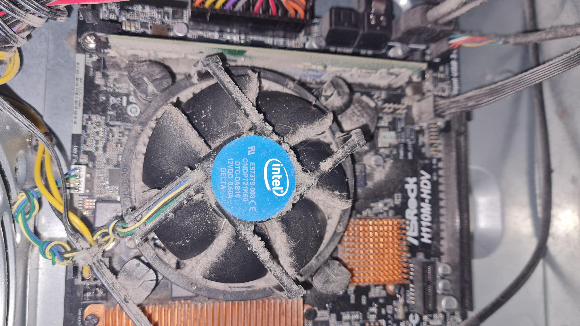 Detail znečisteného chladiča a ventilátora